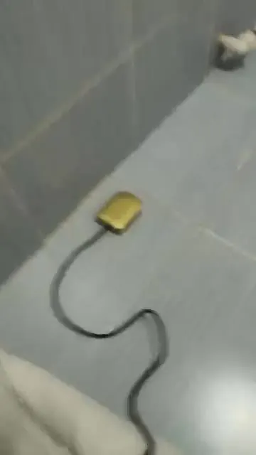 Banyo zemininde kaçak su dinleme cihazıyla su kaçağının yerinin aranması (18 saniye, dikey video).