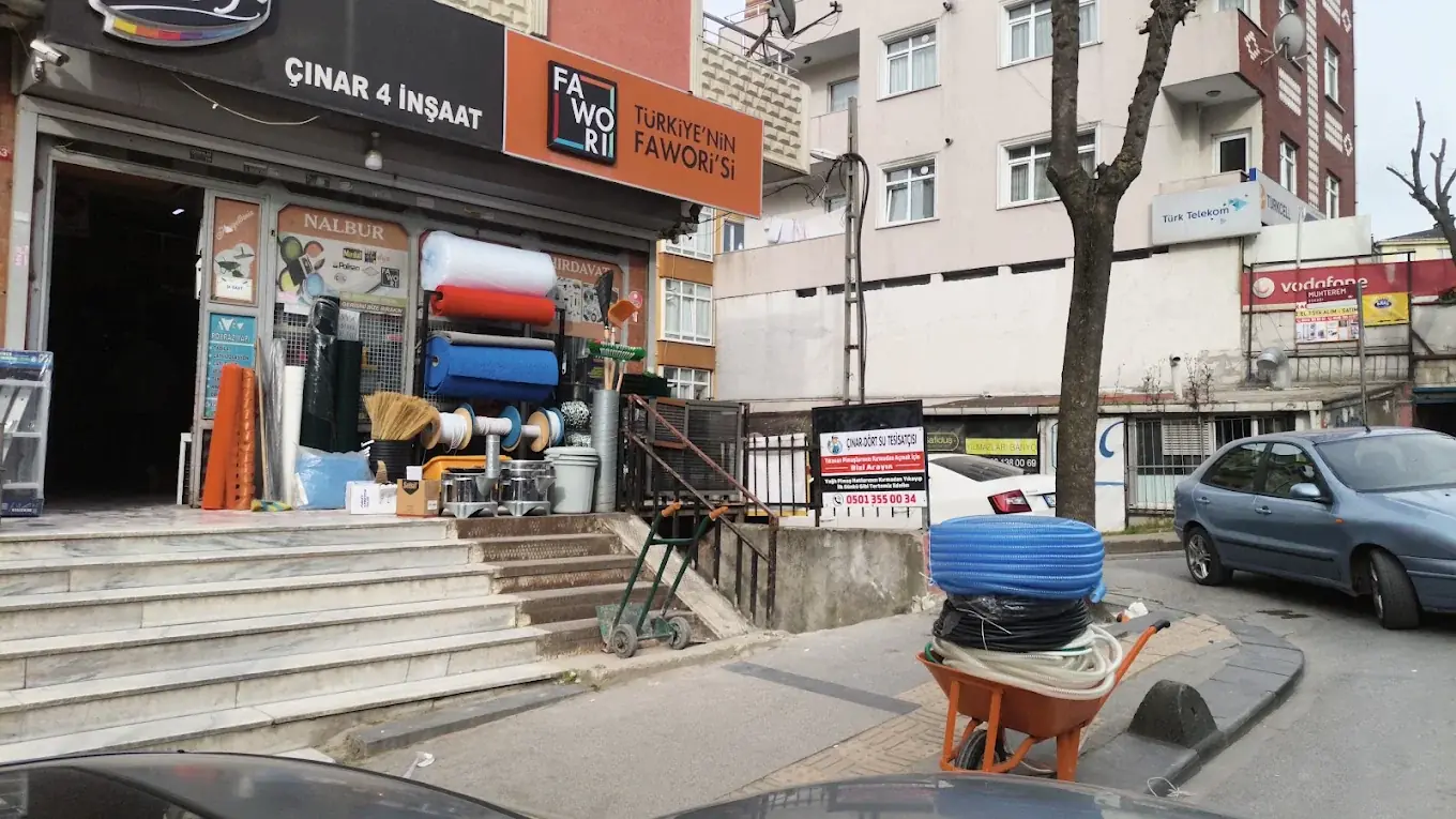 Çınar 4 İnşaat nalbur dükkânının önünde Çınar Dört Su Tesisatçısı tabelası