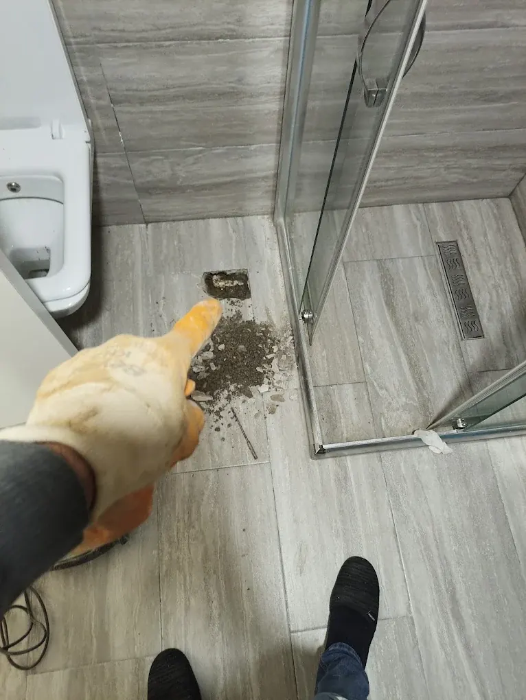 Cihazla bulunan su kaçağı için banyo zemininde yalnız kaçak noktasının açılması